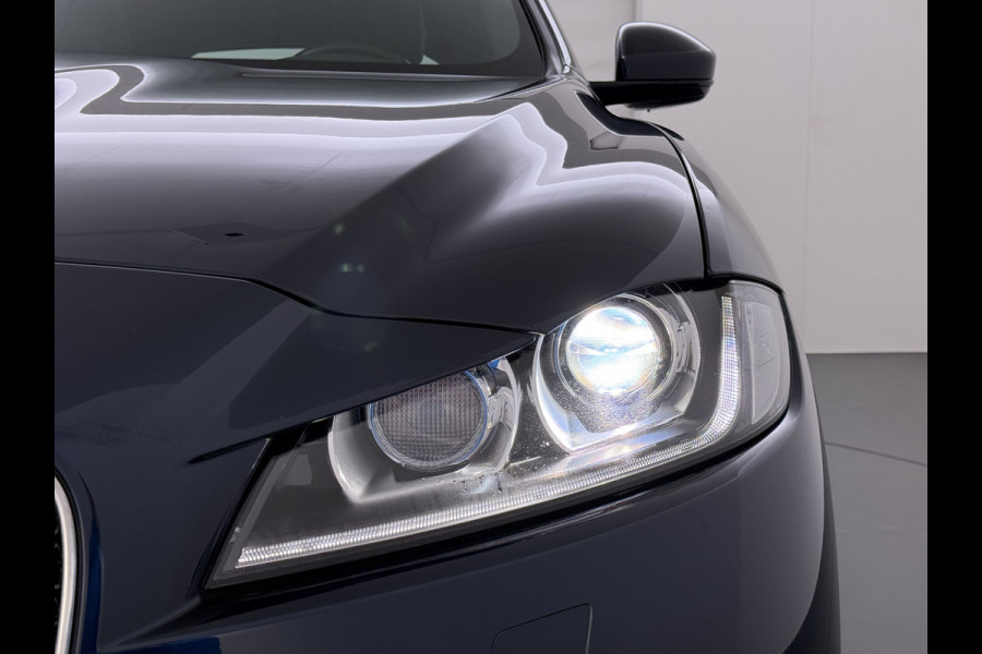 Jaguar F-Pace 2.0D AWD AUT-8 Portfolio Leer Pano-Dak Digitaal Dashboard Camera Meridian®-Audio Navi 4-Zone Ecc Android Auto Apple Carplay Pdc Stoel+Achterbankverwarming Elek.Stoelen+Memory Lmv 19" Bi-xenon Blind Spot Keyless Elek.Achterklep Origineel Nederlandse Auto Nieuwprijs  €87.786,- Zeer compleet!