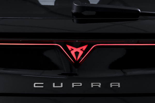 CUPRA Leon 1.5 TSI e-Hybrid 204 PK Performance | S/K-Panodak | Sennheiser | Dig. Cockpit | Adapt. Cruise | Stoel-+Stuurverw. | Elek. stoelen | Camera | NAV + App. Connect | ECC | Sennheiser | LM 18" | 2484