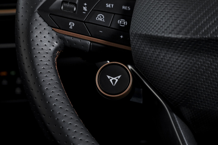 CUPRA Leon 1.5 TSI e-Hybrid 204 PK Performance | S/K-Panodak | Sennheiser | Dig. Cockpit | Adapt. Cruise | Stoel-+Stuurverw. | Elek. stoelen | Camera | NAV + App. Connect | ECC | Sennheiser | LM 18" | 2484