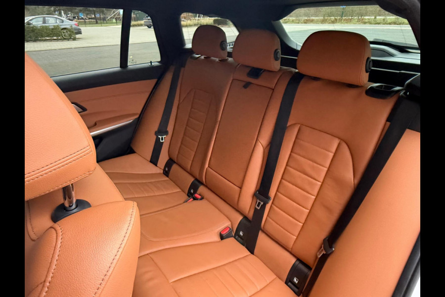 BMW 3 Serie Touring 330e Automaat M- Sport pakket, panoramadak, electr. trekhaak, camera, conqac leder sportinterieur