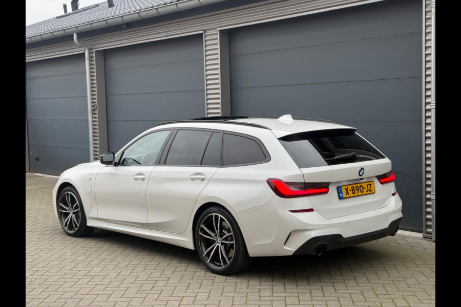 BMW 3 Serie Touring 330e Automaat M- Sport pakket, panoramadak, electr. trekhaak, camera, conqac leder sportinterieur