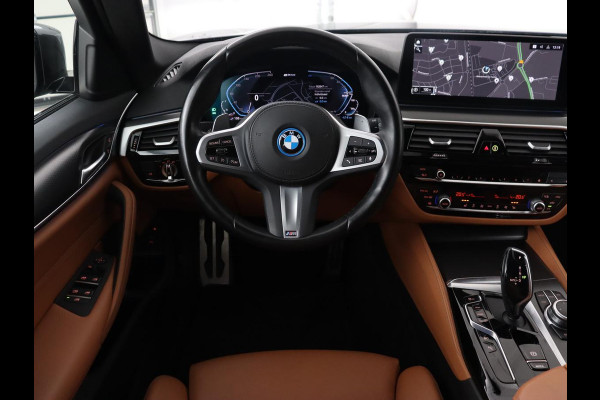 BMW 5 Serie Touring 530e M Sport | Leder | Stoelverwarming | Live Cockpit | Navigatie | Memory | Camera | Carplay | Achterbankverwarming | Cruise Control | Sfeerverlichting | PHEV | Plug In