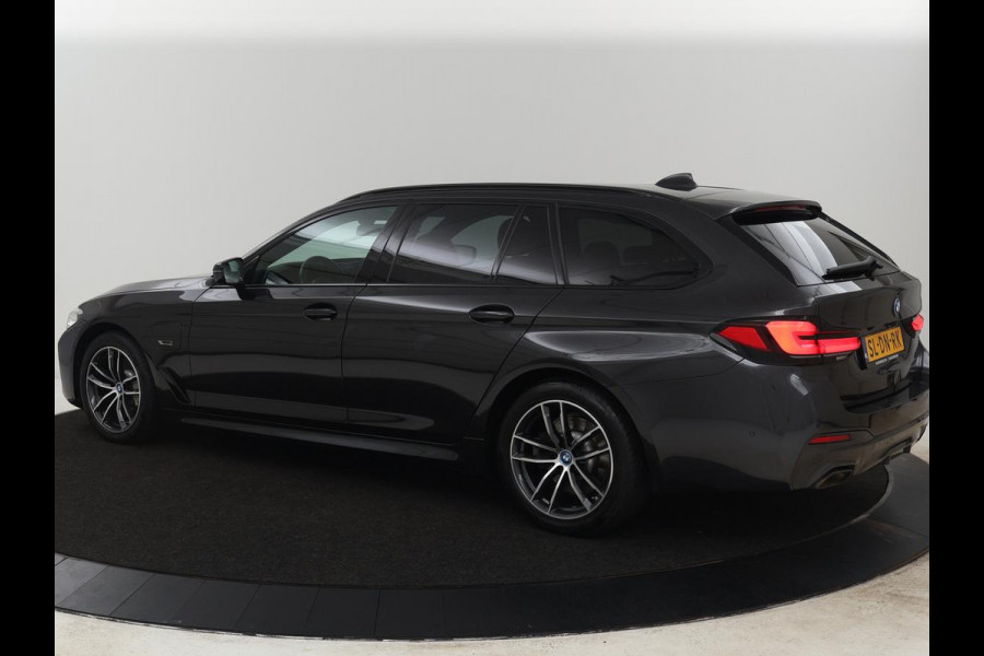 BMW 5 Serie Touring 530e M Sport | Leder | Stoelverwarming | Live Cockpit | Navigatie | Memory | Camera | Carplay | Achterbankverwarming | Cruise Control | Sfeerverlichting | PHEV | Plug In