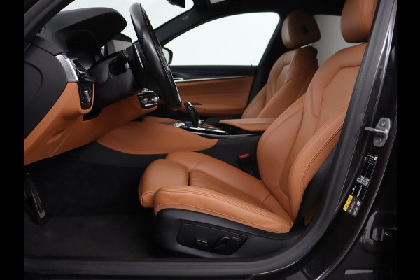 BMW 5 Serie Touring 530e M Sport | Leder | Stoelverwarming | Live Cockpit | Navigatie | Memory | Camera | Carplay | Achterbankverwarming | Cruise Control | Sfeerverlichting | PHEV | Plug In
