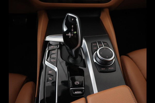 BMW 5 Serie Touring 530e M Sport | Leder | Stoelverwarming | Live Cockpit | Navigatie | Memory | Camera | Carplay | Achterbankverwarming | Cruise Control | Sfeerverlichting | PHEV | Plug In