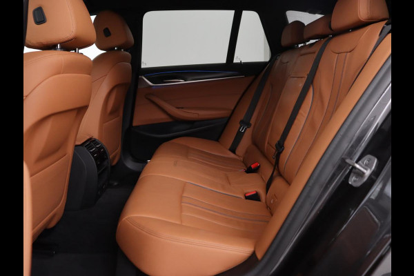 BMW 5 Serie Touring 530e M Sport | Leder | Stoelverwarming | Live Cockpit | Navigatie | Memory | Camera | Carplay | Achterbankverwarming | Cruise Control | Sfeerverlichting | PHEV | Plug In