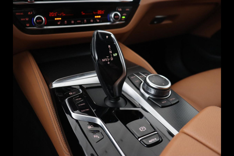 BMW 5 Serie Touring 530e M Sport | Leder | Stoelverwarming | Live Cockpit | Navigatie | Memory | Camera | Carplay | Achterbankverwarming | Cruise Control | Sfeerverlichting | PHEV | Plug In