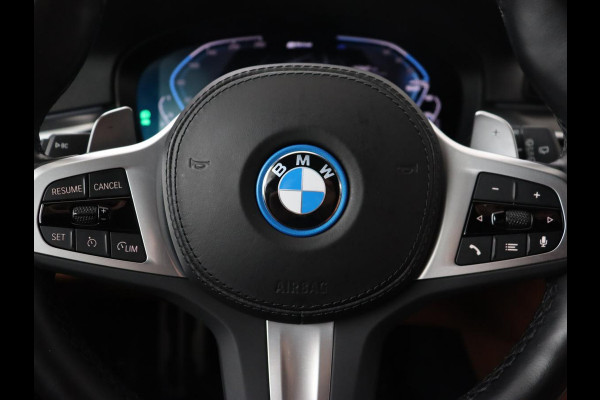 BMW 5 Serie Touring 530e M Sport | Leder | Stoelverwarming | Live Cockpit | Navigatie | Memory | Camera | Carplay | Achterbankverwarming | Cruise Control | Sfeerverlichting | PHEV | Plug In