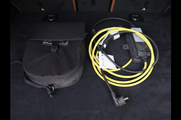 BMW 5 Serie Touring 530e M Sport | Leder | Stoelverwarming | Live Cockpit | Navigatie | Memory | Camera | Carplay | Achterbankverwarming | Cruise Control | Sfeerverlichting | PHEV | Plug In