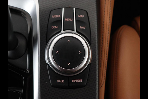 BMW 5 Serie Touring 530e M Sport | Leder | Stoelverwarming | Live Cockpit | Navigatie | Memory | Camera | Carplay | Achterbankverwarming | Cruise Control | Sfeerverlichting | PHEV | Plug In