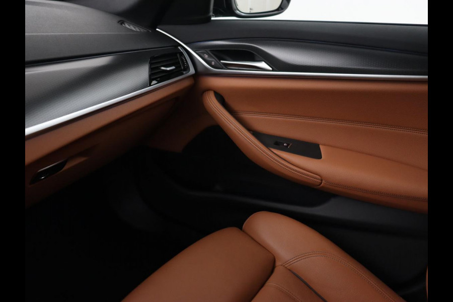 BMW 5 Serie Touring 530e M Sport | Leder | Stoelverwarming | Live Cockpit | Navigatie | Memory | Camera | Carplay | Achterbankverwarming | Cruise Control | Sfeerverlichting | PHEV | Plug In