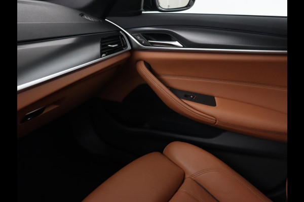 BMW 5 Serie Touring 530e M Sport | Leder | Stoelverwarming | Live Cockpit | Navigatie | Memory | Camera | Carplay | Achterbankverwarming | Cruise Control | Sfeerverlichting | PHEV | Plug In