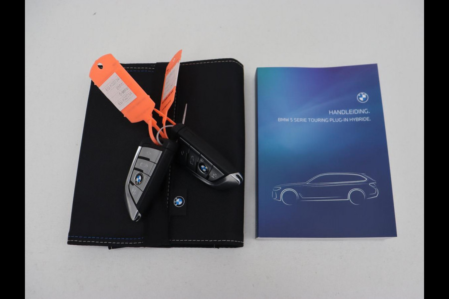 BMW 5 Serie Touring 530e M Sport | Leder | Stoelverwarming | Live Cockpit | Navigatie | Memory | Camera | Carplay | Achterbankverwarming | Cruise Control | Sfeerverlichting | PHEV | Plug In