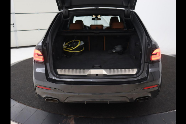 BMW 5 Serie Touring 530e M Sport | Leder | Stoelverwarming | Live Cockpit | Navigatie | Memory | Camera | Carplay | Achterbankverwarming | Cruise Control | Sfeerverlichting | PHEV | Plug In