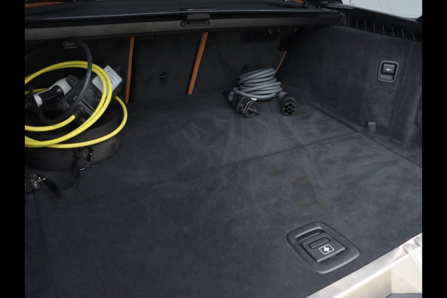 BMW 5 Serie Touring 530e M Sport | Leder | Stoelverwarming | Live Cockpit | Navigatie | Memory | Camera | Carplay | Achterbankverwarming | Cruise Control | Sfeerverlichting | PHEV | Plug In