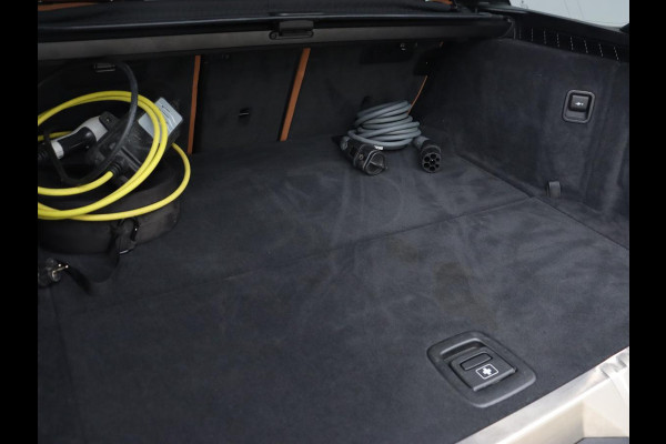 BMW 5 Serie Touring 530e M Sport | Leder | Stoelverwarming | Live Cockpit | Navigatie | Memory | Camera | Carplay | Achterbankverwarming | Cruise Control | Sfeerverlichting | PHEV | Plug In