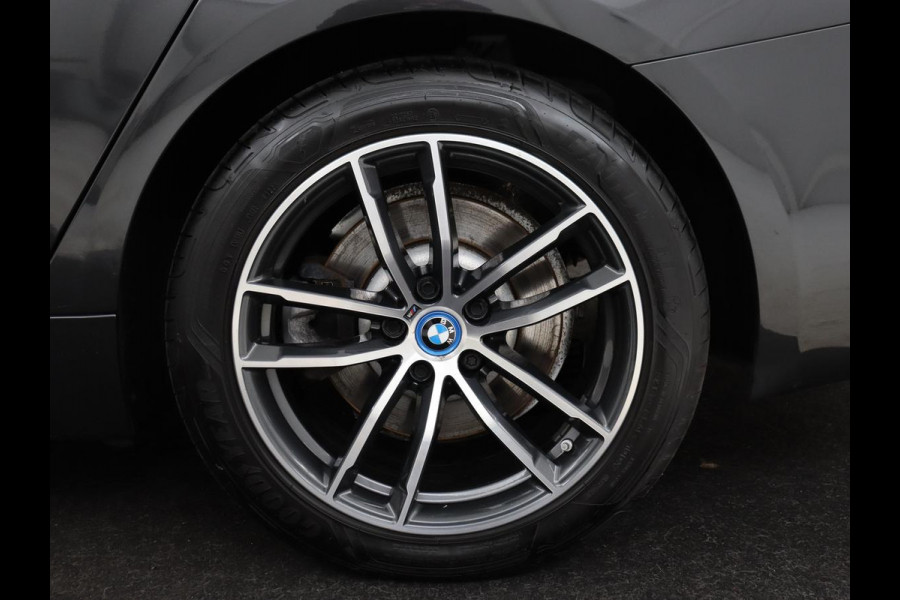 BMW 5 Serie Touring 530e M Sport | Leder | Stoelverwarming | Live Cockpit | Navigatie | Memory | Camera | Carplay | Achterbankverwarming | Cruise Control | Sfeerverlichting | PHEV | Plug In