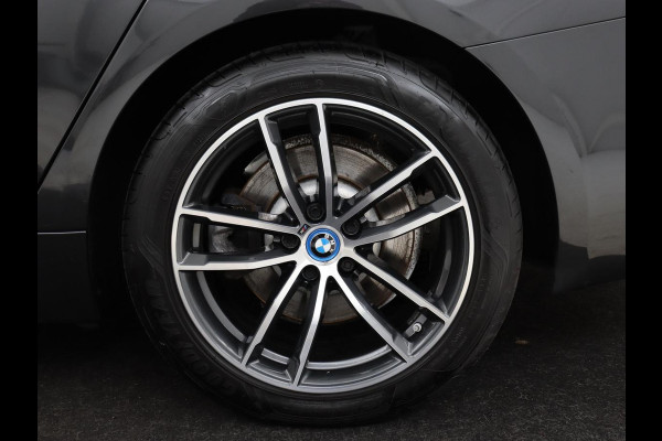 BMW 5 Serie Touring 530e M Sport | Leder | Stoelverwarming | Live Cockpit | Navigatie | Memory | Camera | Carplay | Achterbankverwarming | Cruise Control | Sfeerverlichting | PHEV | Plug In