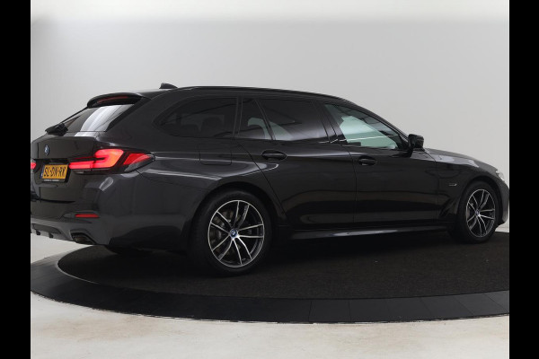BMW 5 Serie Touring 530e M Sport | Leder | Stoelverwarming | Live Cockpit | Navigatie | Memory | Camera | Carplay | Achterbankverwarming | Cruise Control | Sfeerverlichting | PHEV | Plug In