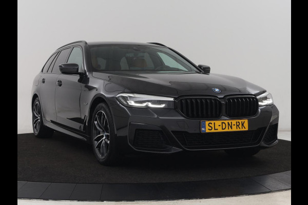 BMW 5 Serie Touring 530e M Sport | Leder | Stoelverwarming | Live Cockpit | Navigatie | Memory | Camera | Carplay | Achterbankverwarming | Cruise Control | Sfeerverlichting | PHEV | Plug In