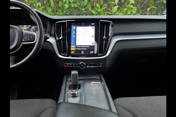 Volvo V60 2.0 B3 MOMENTUM ADVANTAGE CAMERA NAP CARPLAY CRUISE NAVIGATIE