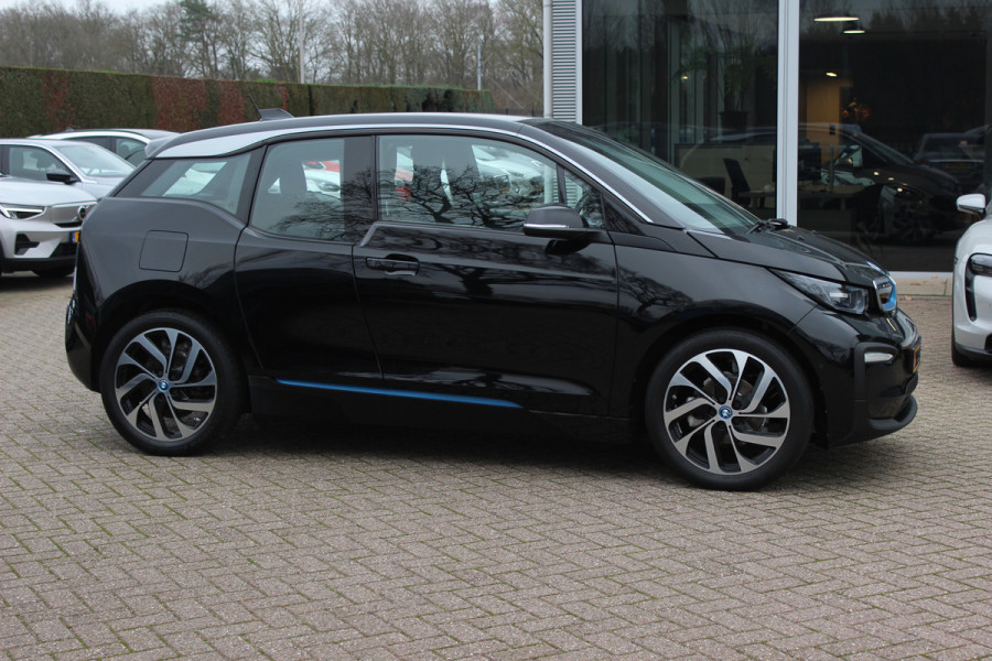 BMW i3 Basis 120Ah 42 kWh / SoH 91.4% / Navigatie / 19'' / Parkeerhulp achter / Navigatie / Harman Kardon / Stoelverwarming / Cruise Control / Warmtepomp / Getint glas