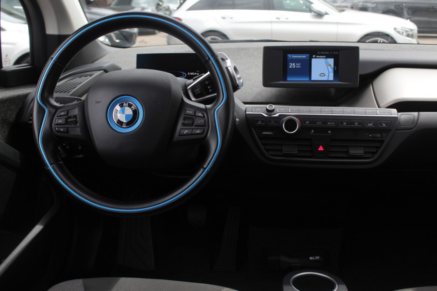 BMW i3 Basis 120Ah 42 kWh / SoH 91.4% / Navigatie / 19'' / Parkeerhulp achter / Navigatie / Harman Kardon / Stoelverwarming / Cruise Control / Warmtepomp / Getint glas