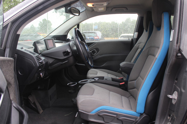 BMW i3 Basis 120Ah 42 kWh / SoH 91.4% / Navigatie / 19'' / Parkeerhulp achter / Navigatie / Harman Kardon / Stoelverwarming / Cruise Control / Warmtepomp / Getint glas
