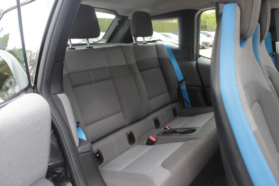 BMW i3 Basis 120Ah 42 kWh / SoH 91.4% / Navigatie / 19'' / Parkeerhulp achter / Navigatie / Harman Kardon / Stoelverwarming / Cruise Control / Warmtepomp / Getint glas