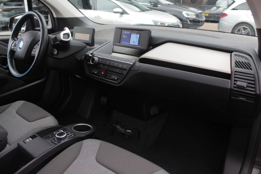 BMW i3 Basis 120Ah 42 kWh / SoH 91.4% / Navigatie / 19'' / Parkeerhulp achter / Navigatie / Harman Kardon / Stoelverwarming / Cruise Control / Warmtepomp / Getint glas