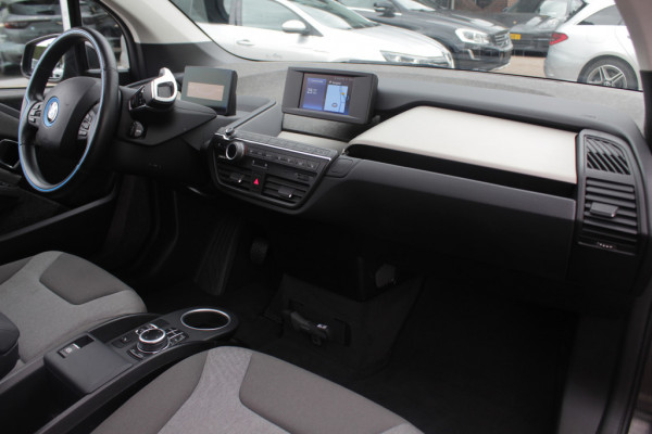 BMW i3 Basis 120Ah 42 kWh / SoH 91.4% / Navigatie / 19'' / Parkeerhulp achter / Navigatie / Harman Kardon / Stoelverwarming / Cruise Control / Warmtepomp / Getint glas