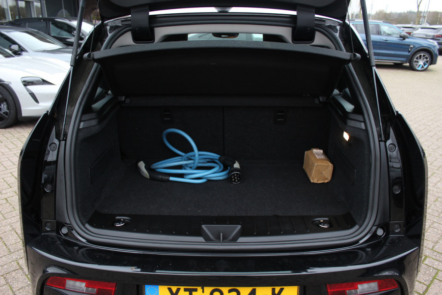 BMW i3 Basis 120Ah 42 kWh / SoH 91.4% / Navigatie / 19'' / Parkeerhulp achter / Navigatie / Harman Kardon / Stoelverwarming / Cruise Control / Warmtepomp / Getint glas