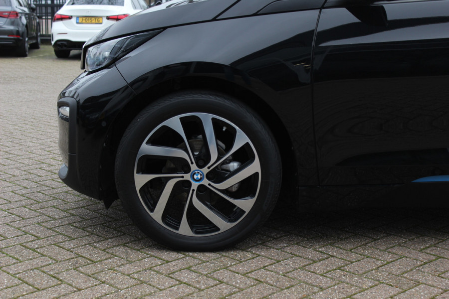 BMW i3 Basis 120Ah 42 kWh / SoH 91.4% / Navigatie / 19'' / Parkeerhulp achter / Navigatie / Harman Kardon / Stoelverwarming / Cruise Control / Warmtepomp / Getint glas