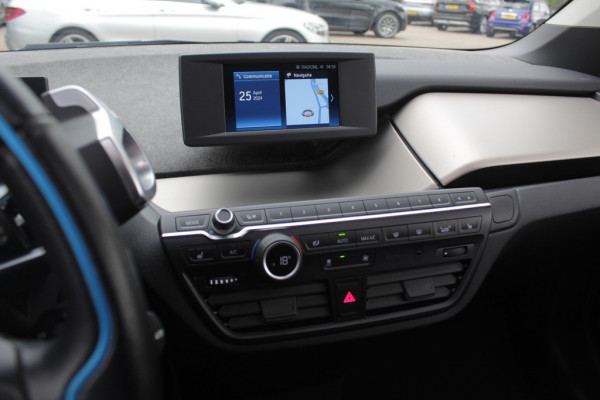 BMW i3 Basis 120Ah 42 kWh / SoH 91.4% / Navigatie / 19'' / Parkeerhulp achter / Navigatie / Harman Kardon / Stoelverwarming / Cruise Control / Warmtepomp / Getint glas