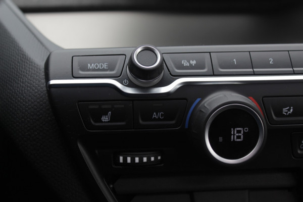 BMW i3 Basis 120Ah 42 kWh / SoH 91.4% / Navigatie / 19'' / Parkeerhulp achter / Navigatie / Harman Kardon / Stoelverwarming / Cruise Control / Warmtepomp / Getint glas