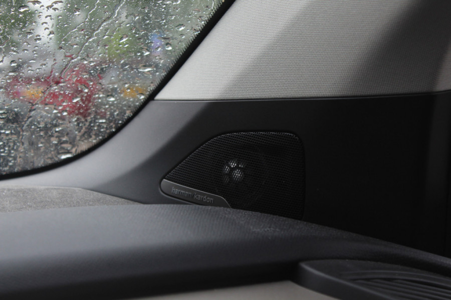 BMW i3 Basis 120Ah 42 kWh / SoH 91.4% / Navigatie / 19'' / Parkeerhulp achter / Navigatie / Harman Kardon / Stoelverwarming / Cruise Control / Warmtepomp / Getint glas