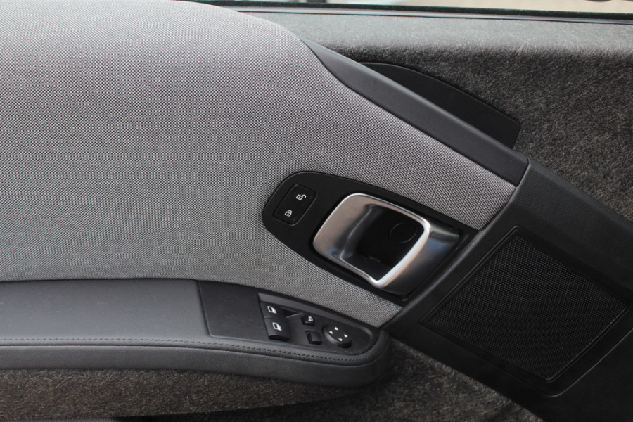 BMW i3 Basis 120Ah 42 kWh / SoH 91.4% / Navigatie / 19'' / Parkeerhulp achter / Navigatie / Harman Kardon / Stoelverwarming / Cruise Control / Warmtepomp / Getint glas