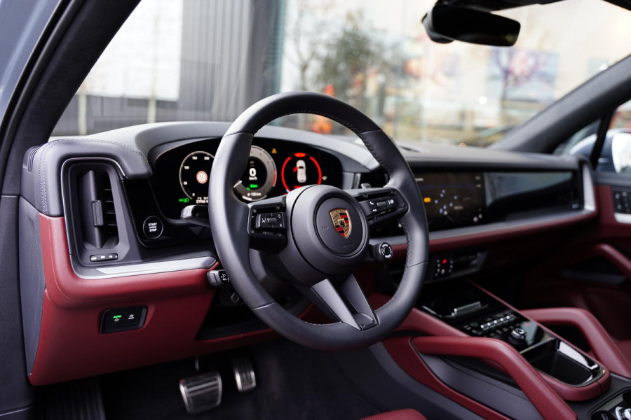 Porsche Cayenne 4.0 Turbo E-Hybrid Barrique Red