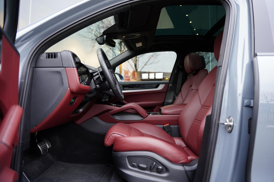 Porsche Cayenne 4.0 Turbo E-Hybrid Barrique Red