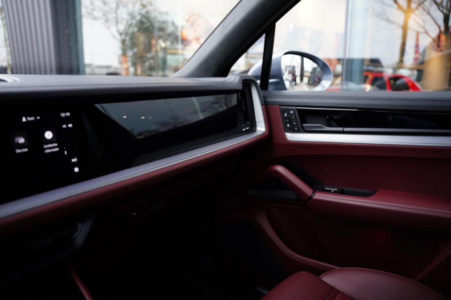 Porsche Cayenne 4.0 Turbo E-Hybrid Barrique Red