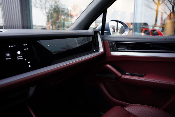 Porsche Cayenne 4.0 Turbo E-Hybrid Barrique Red