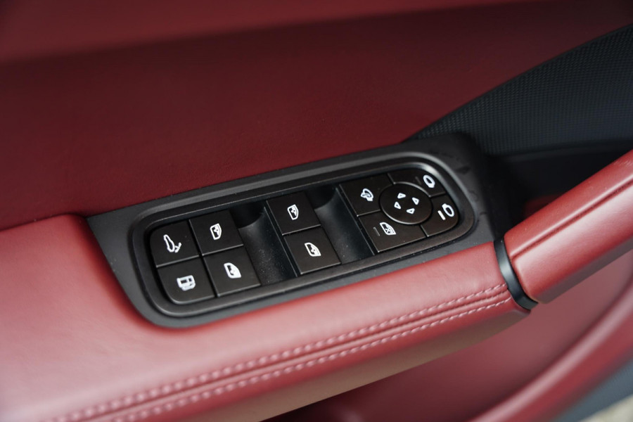 Porsche Cayenne 4.0 Turbo E-Hybrid Barrique Red