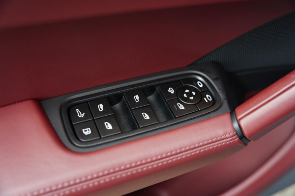 Porsche Cayenne 4.0 Turbo E-Hybrid Barrique Red