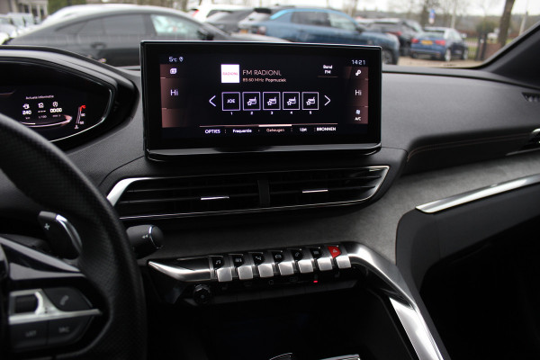Peugeot 5008 1.2 PureTech Allure Pack 7p. / Panoramadak / Camera / Half leder / LED Koplampen / 19'' / Stoelverwarming / DAB / Dodehoek / Cruise Control
