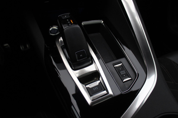 Peugeot 5008 1.2 PureTech Allure Pack 7p. / Panoramadak / Camera / Half leder / LED Koplampen / 19'' / Stoelverwarming / DAB / Dodehoek / Cruise Control