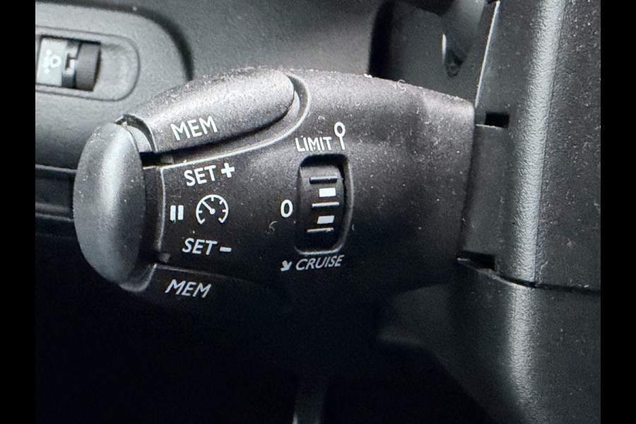 Citroën Berlingo 110pk Feel (Airco - Navigatie via APP - Parkeersensoren - Cruise Controle - 2x schuifdeuren)