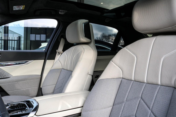 BMW 7 Serie M760e xDrive - Frozen Deep Grey - Lounge & Entertainment - Bowers & Wilkins - Aut. Doors - Connoisseur - Iconic Glow