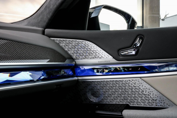BMW 7 Serie M760e xDrive - Frozen Deep Grey - Lounge & Entertainment - Bowers & Wilkins - Aut. Doors - Connoisseur - Iconic Glow