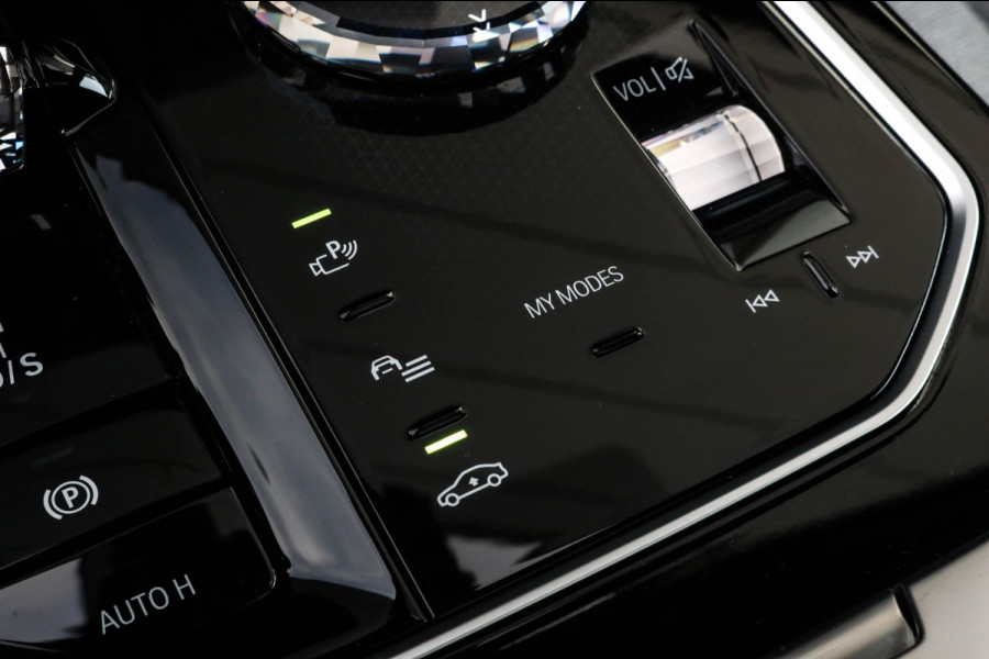 BMW 7 Serie M760e xDrive - Frozen Deep Grey - Lounge & Entertainment - Bowers & Wilkins - Aut. Doors - Connoisseur - Iconic Glow