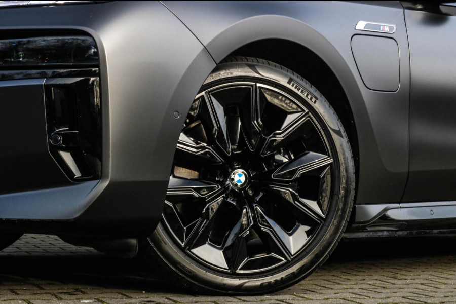 BMW 7 Serie M760e xDrive - Frozen Deep Grey - Lounge & Entertainment - Bowers & Wilkins - Aut. Doors - Connoisseur - Iconic Glow